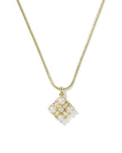 Kendra Scott: Dira Pearl Necklace-Gold-7- Jewelry-Kendra Scott-Usher & Co - Women's Boutique Located in Atoka, OK and Durant, OK